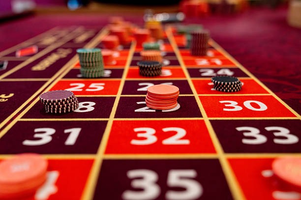 Live American Roulette table at indoslot88 with dealer and multi-camera view
